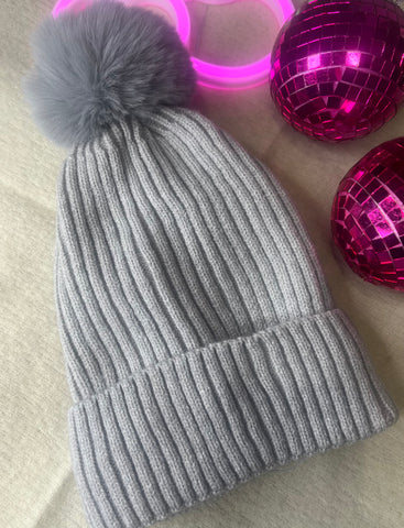 Bobble Hat > Grey